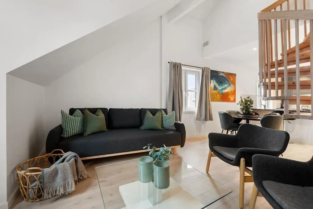 New! Well Eqipped Three Bedroom Penthouse! 卑爾根