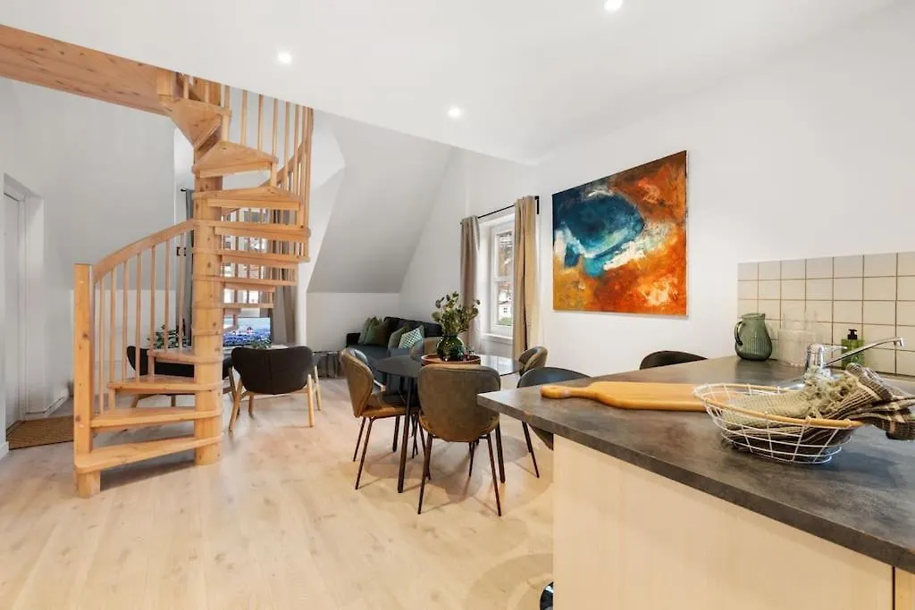 New! Well Eqipped Three Bedroom Penthouse! 卑爾根